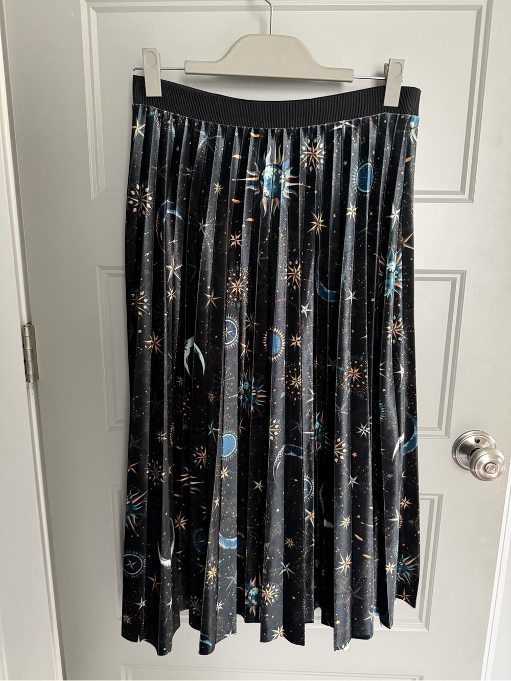 FARM Rio Rare Celestial Pleated Velvet Midi Skirt Print Black Blue